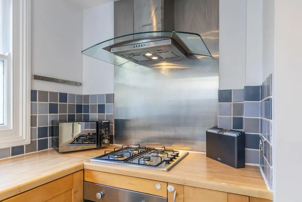 Victorian Work And Travel Apartment Close To Brighton Station